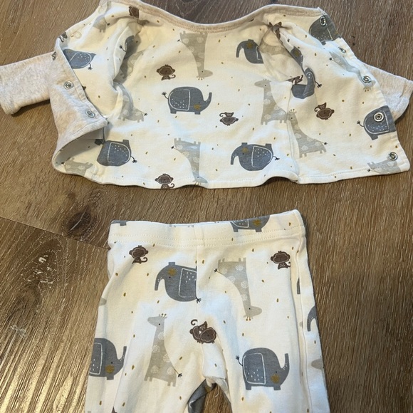 Two sets of newborn outfits!! - Picture 8 of 9